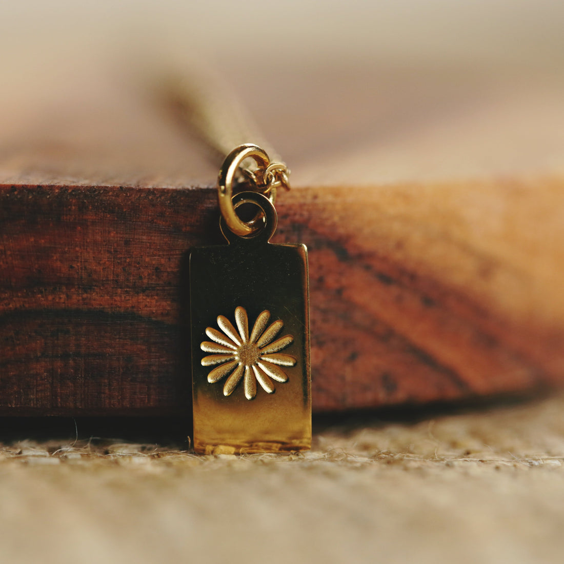 Etched daisy necklace