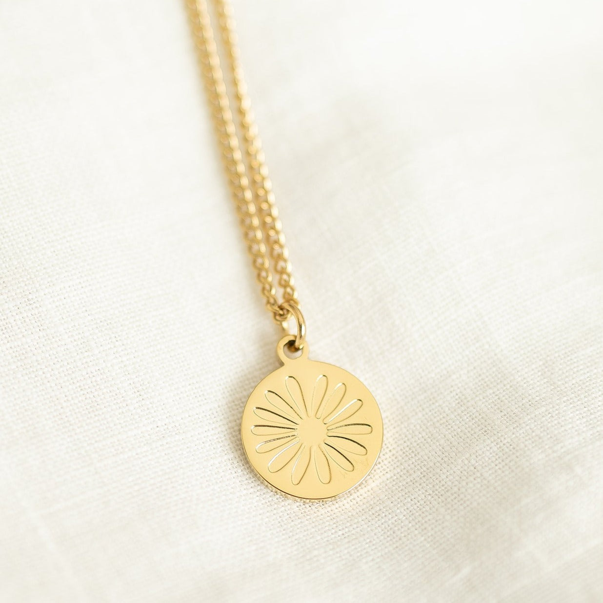 Circle Daisy Necklace